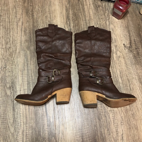Heeled brown boots with gold clasps - Picture 2 of 5